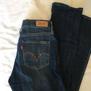 525 Perfect Waist Levi’s Jeans. Straight